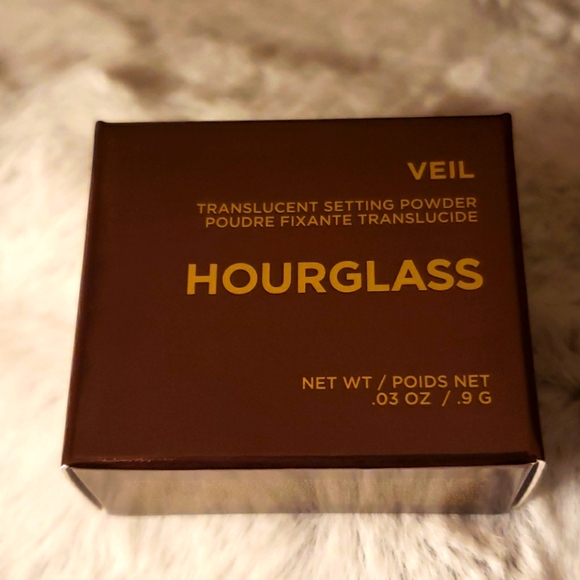 MINI HOURGLASS VEIL TRANSLUCENT SETTING POWDER. - Picture 2 of 4